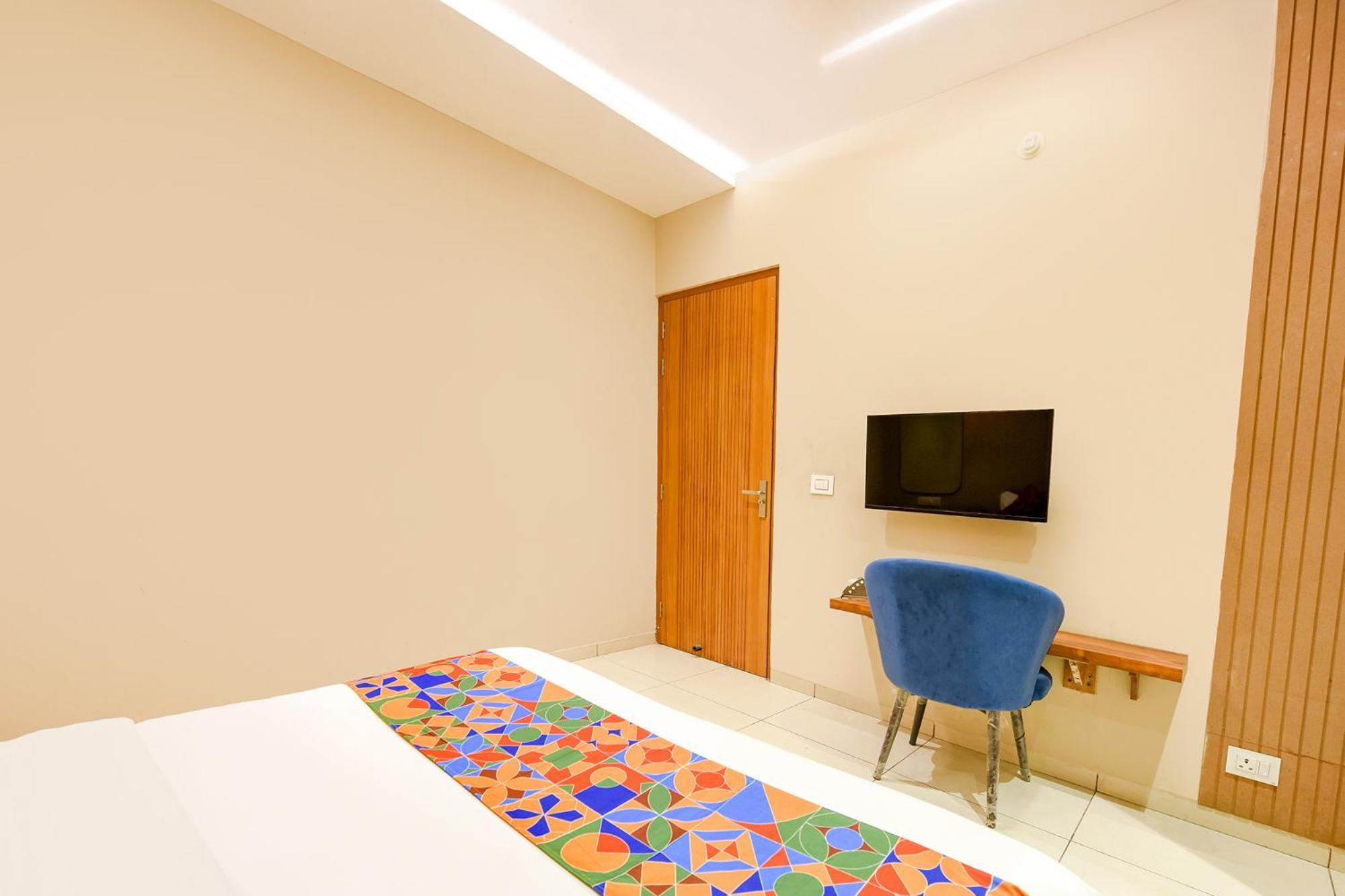 Fabhotel Dc Premium Zirakpur Exterior photo