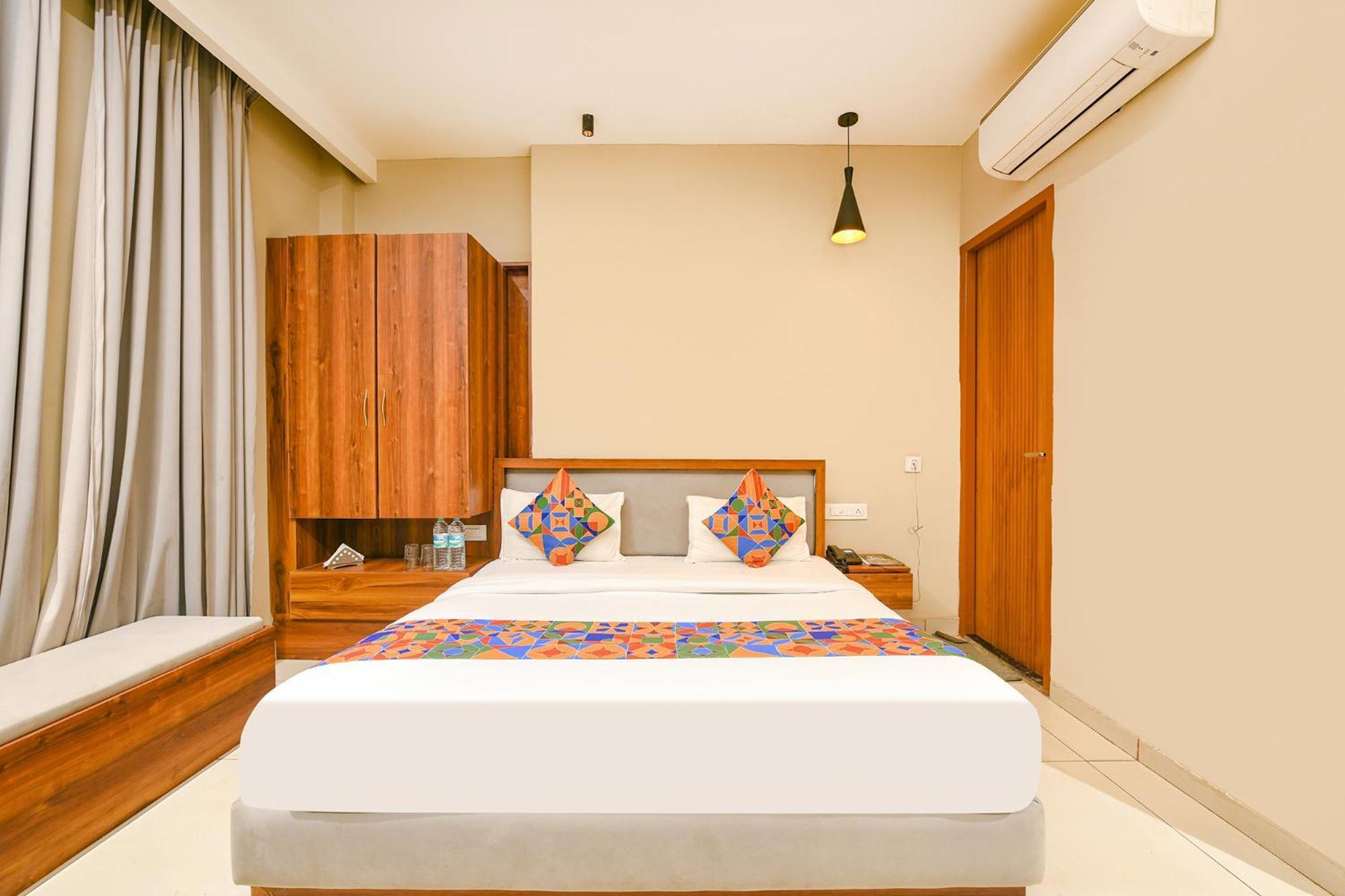 Fabhotel Dc Premium Zirakpur Exterior photo